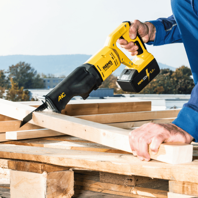 REMS 22V cordless electric reciprocating saw application